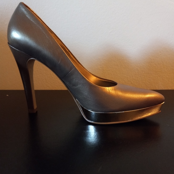 Nine West Gold Toned Heels 👠 - Picture 3 of 5